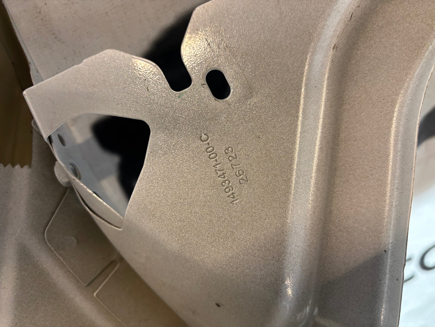 Aile avant gauche blanche Tesla Model Y