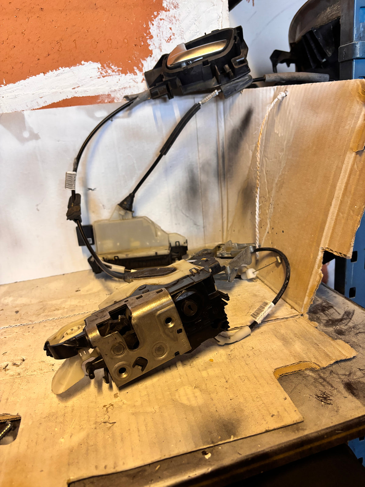 Serrure de porte Avant gauche Peugeot 208 1