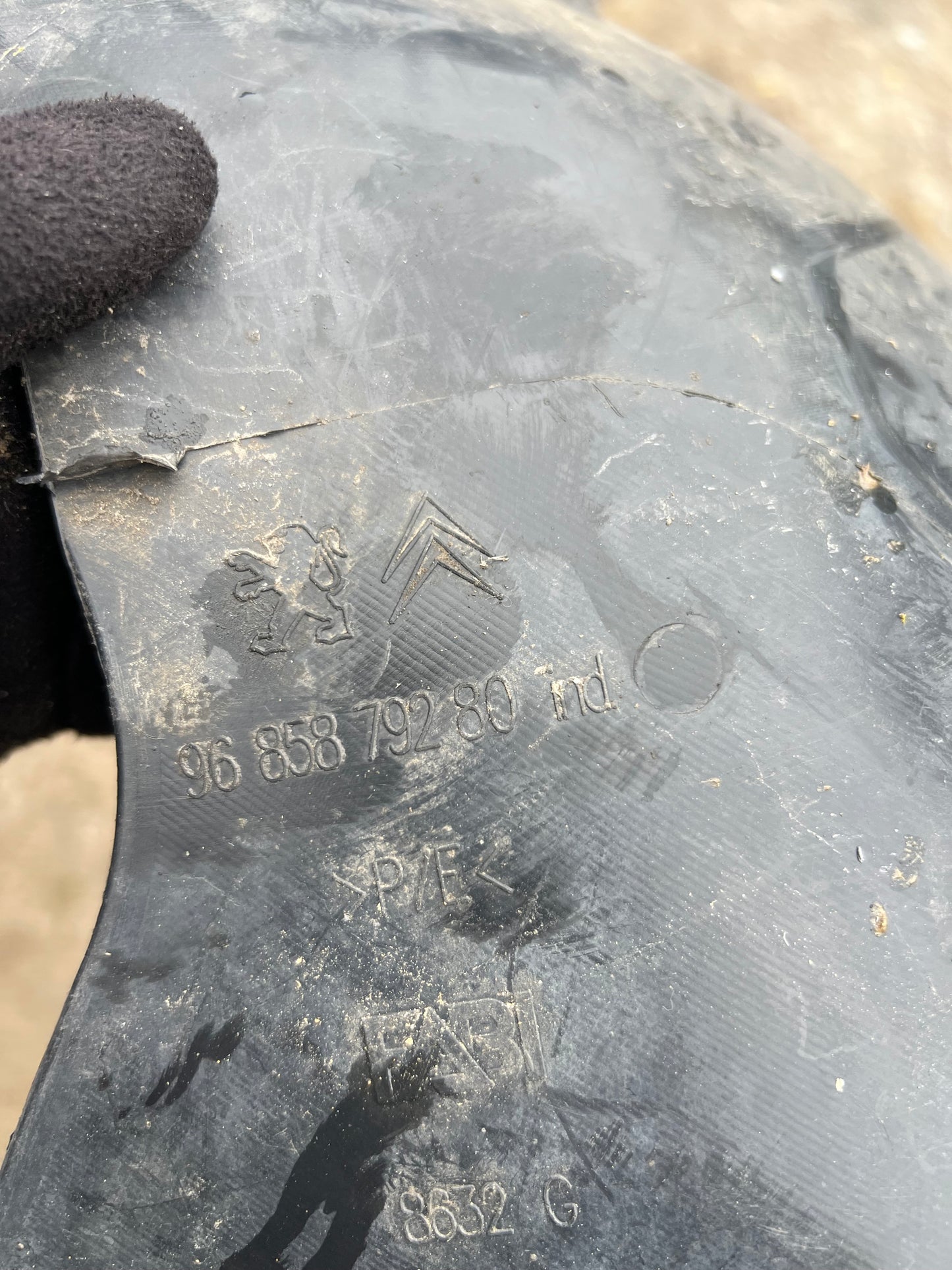 Pare boue avant gauche Peugeot 5008