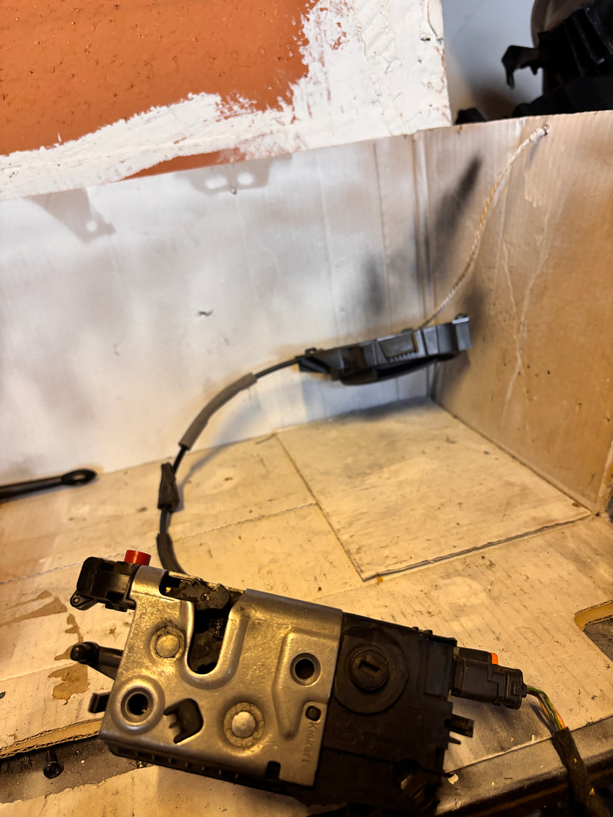 Serrure de porte arrière gauche Peugeot 208/2008