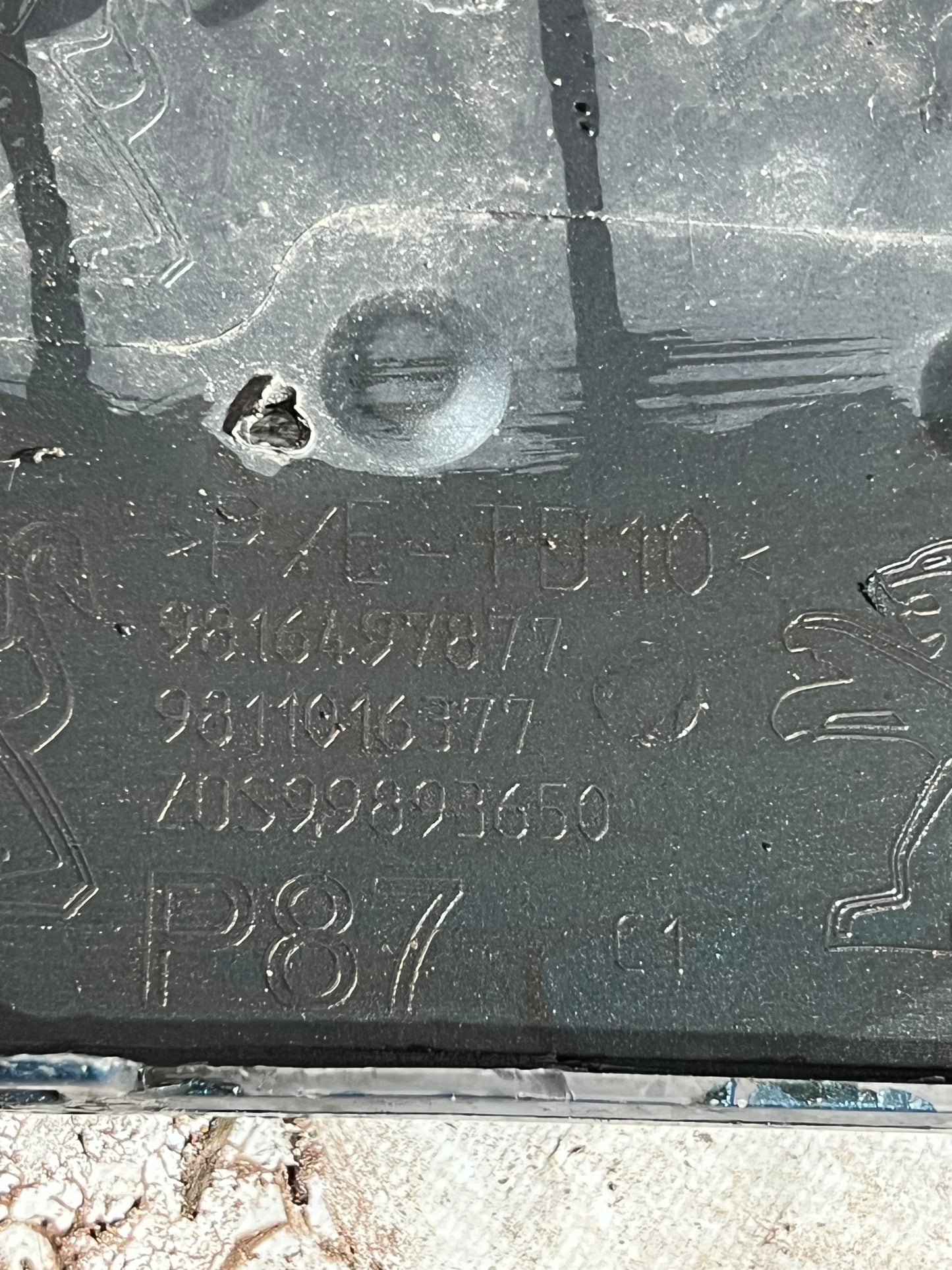 Pare chocs avant Peugeot 5008 2