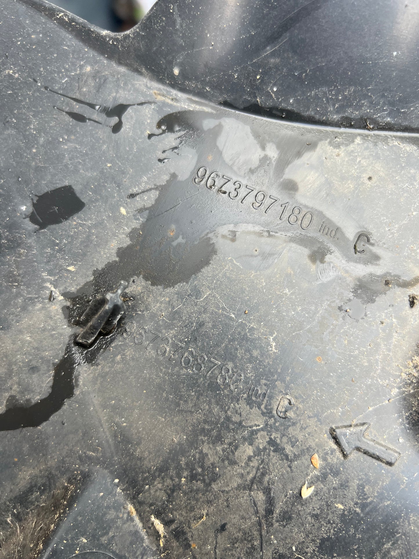 Pare boue avant droit Peugeot 208
