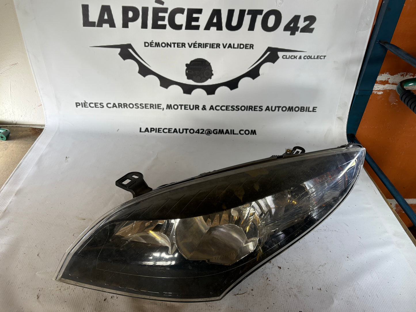 Phare avant gauche Renault Megan 3 phase 1 fond noir