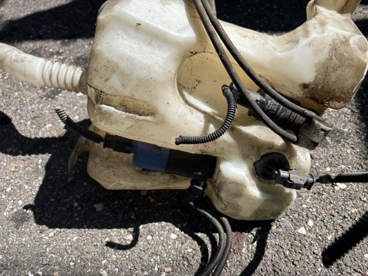 Réservoir lave glace + pompe Peugeot 3008 1 / 5008 1