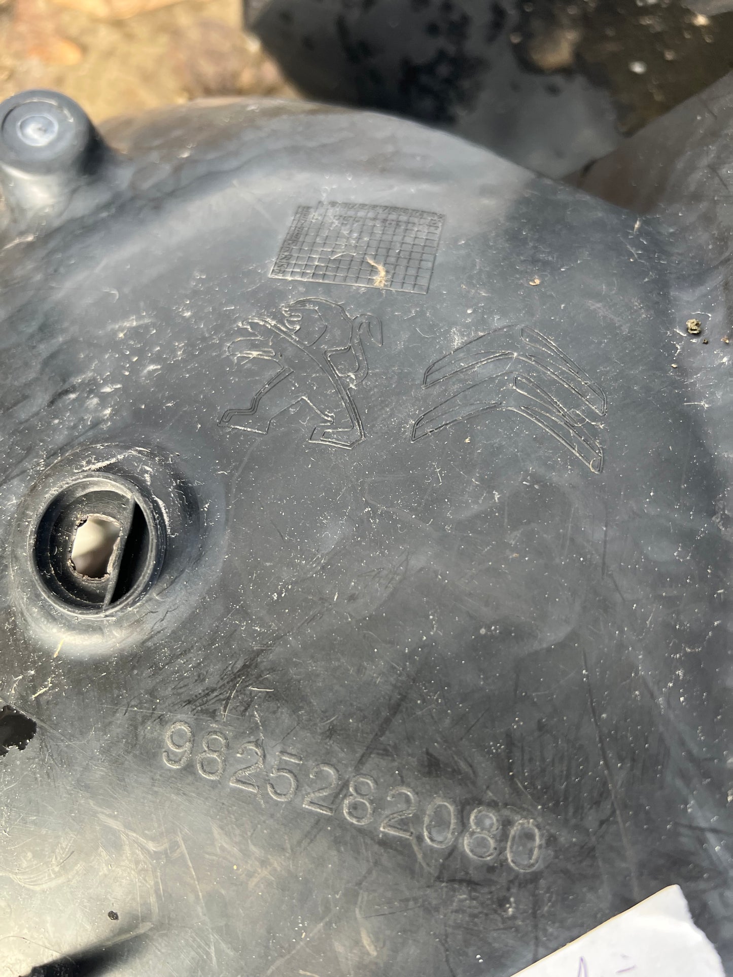Pare boue avant gauche Peugeot 5008 2 phase 1