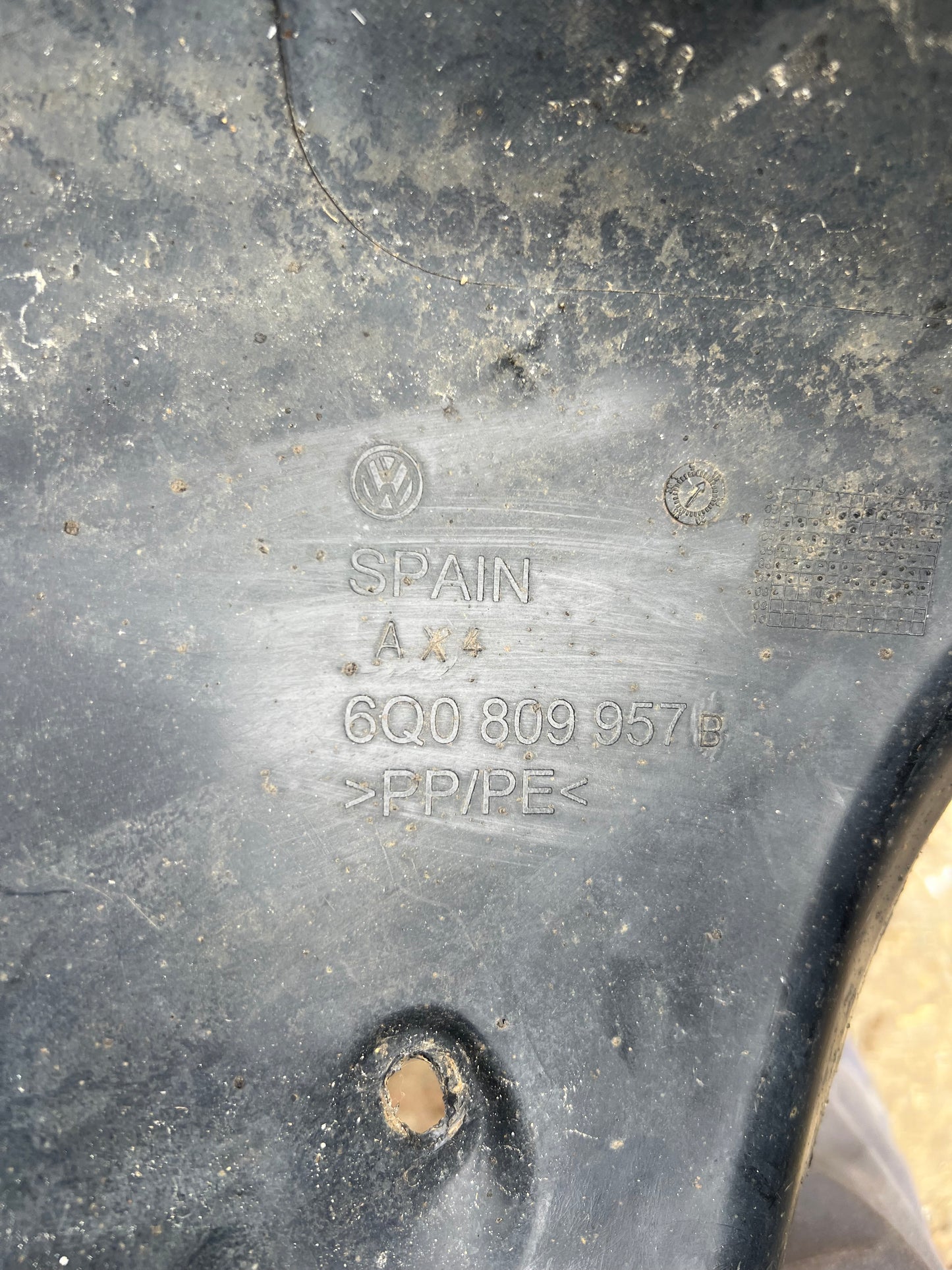 Pare boue avant gauche Volkswagen Polo