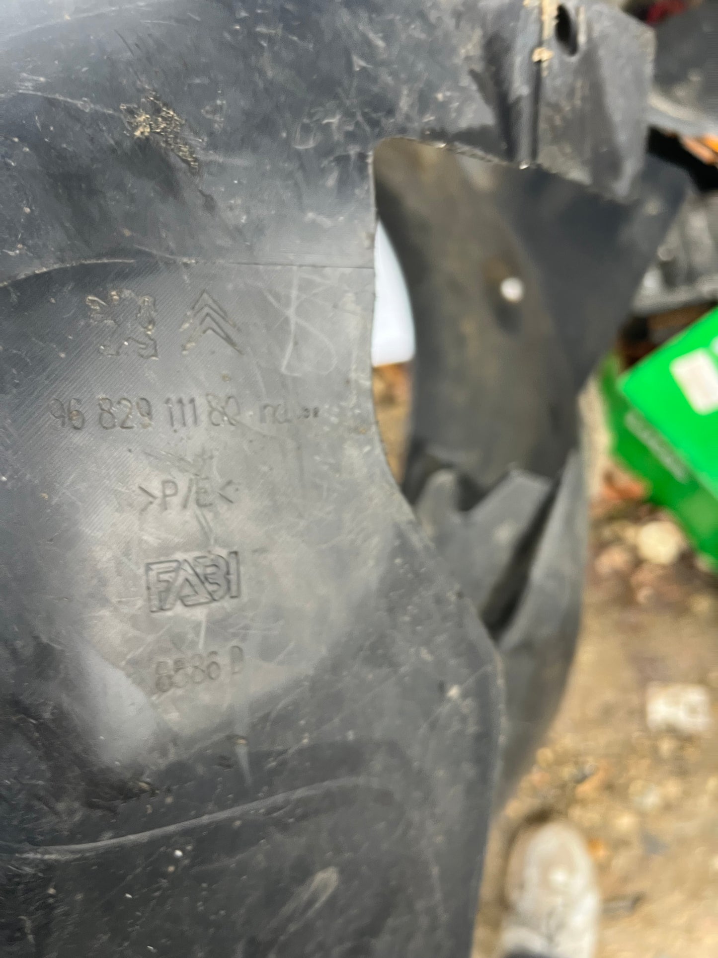 Pare boue avant droit Peugeot 2008