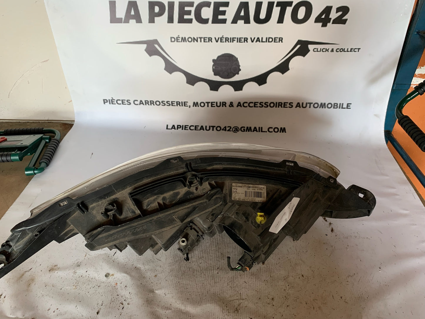 Phare avant gauche Peugeot 2008 1 phase 1 Fond gris