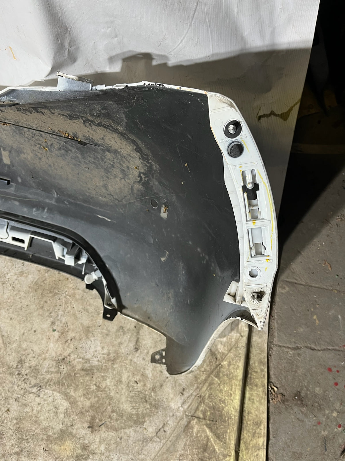 Pare choc arrière Peugeot 208 1 blanc + emplacement Radar