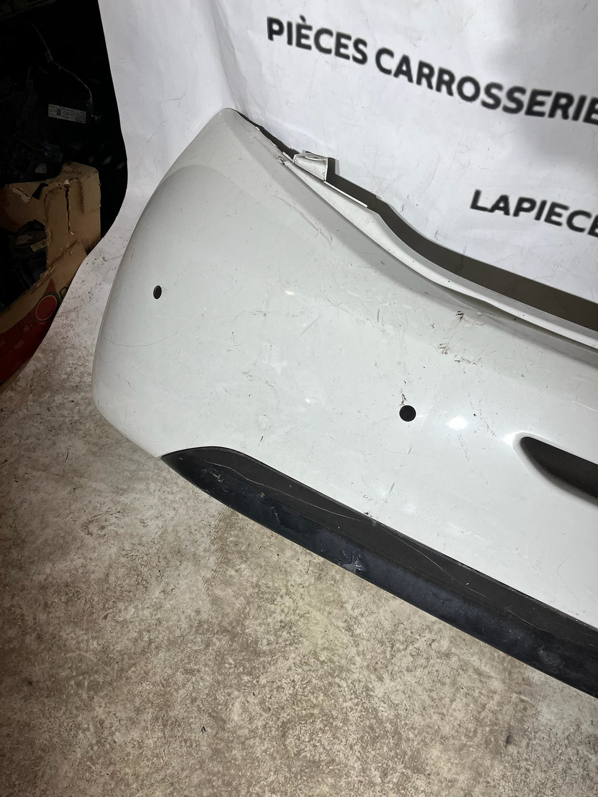Pare choc arrière Peugeot 208 1 blanc + emplacement Radar