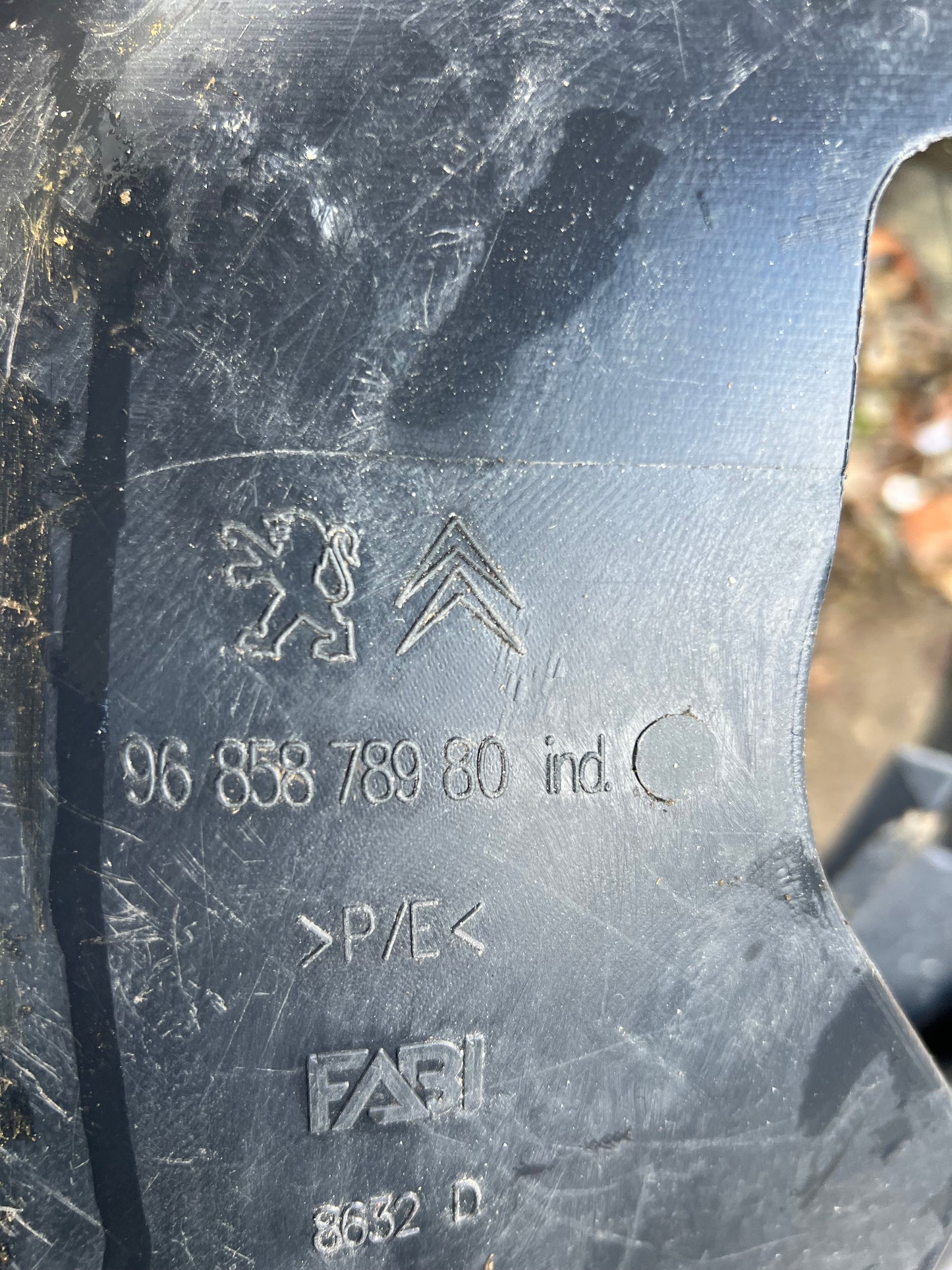 Pare boue avant droit Peugeot 5008
