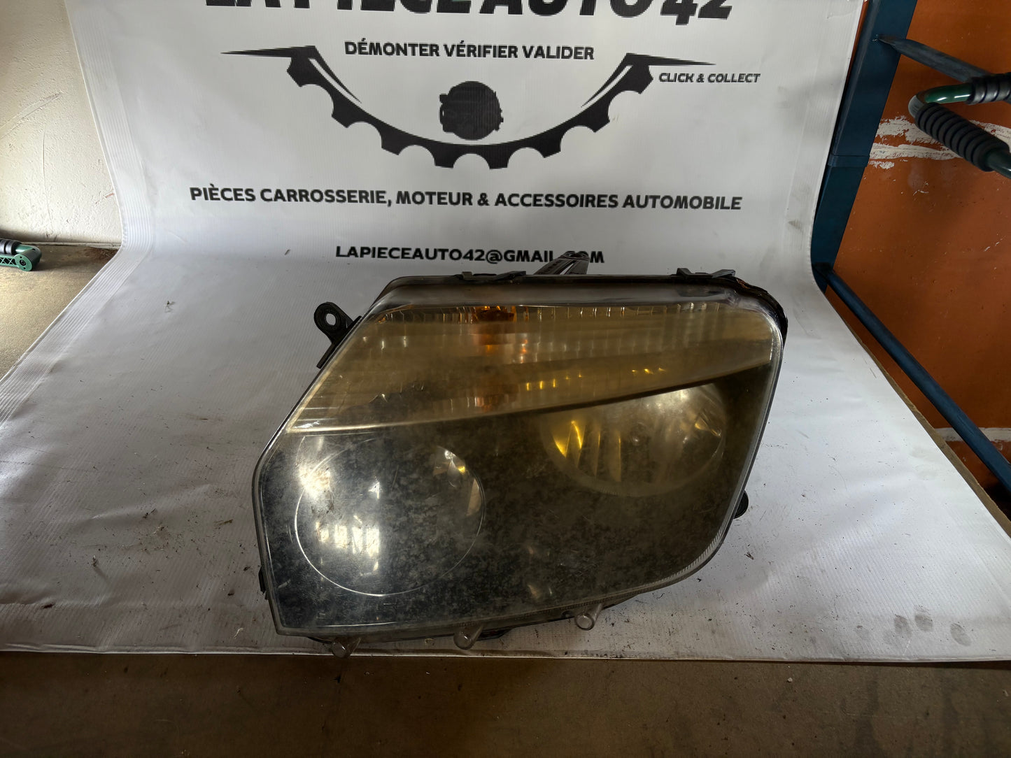 Phare avant gauche Dacia Duster phase 1 fond noir