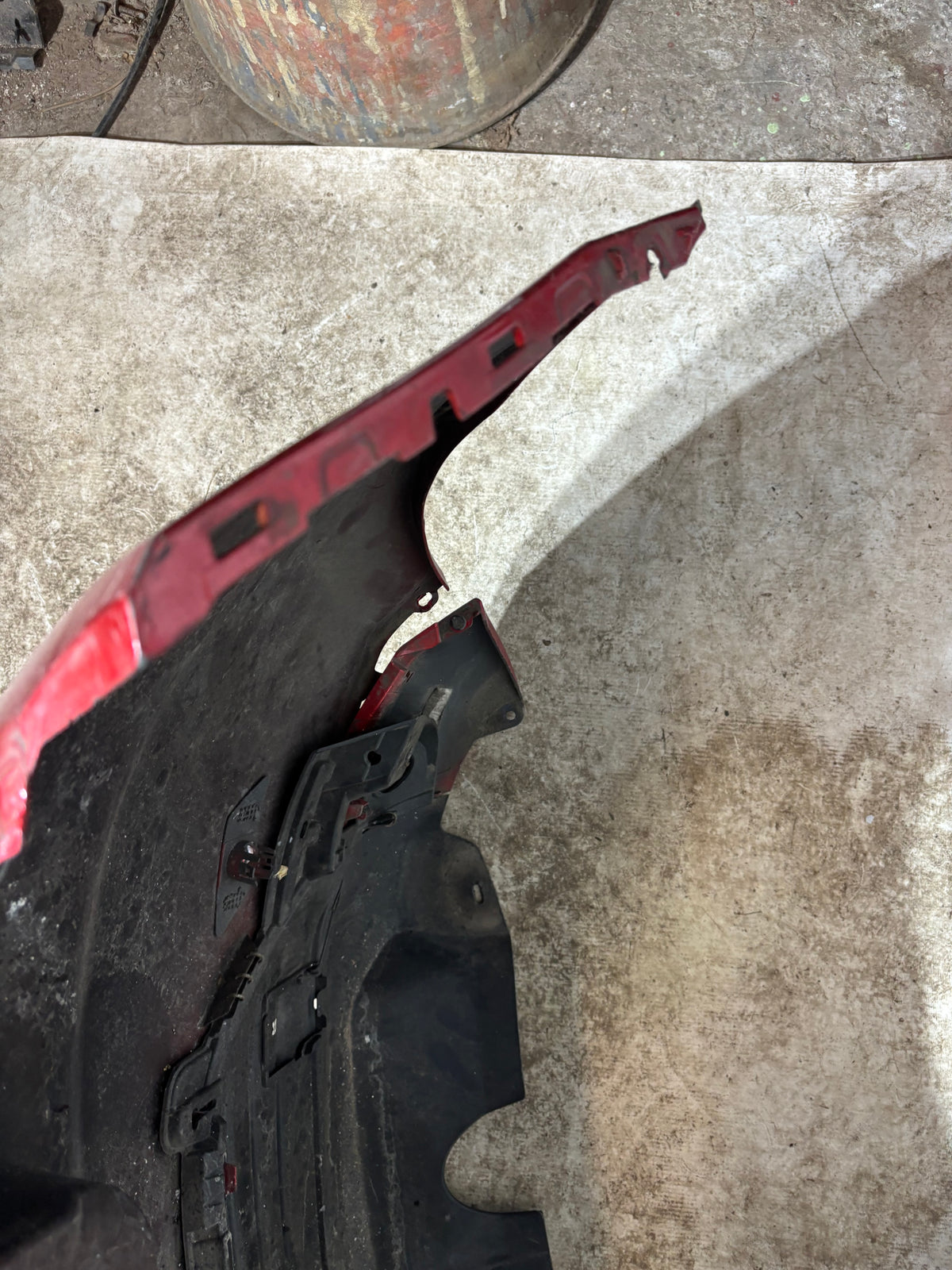 Pare choc arrière Renault Clio 4 phase 2 Rouge + emplacement radar 850225639R