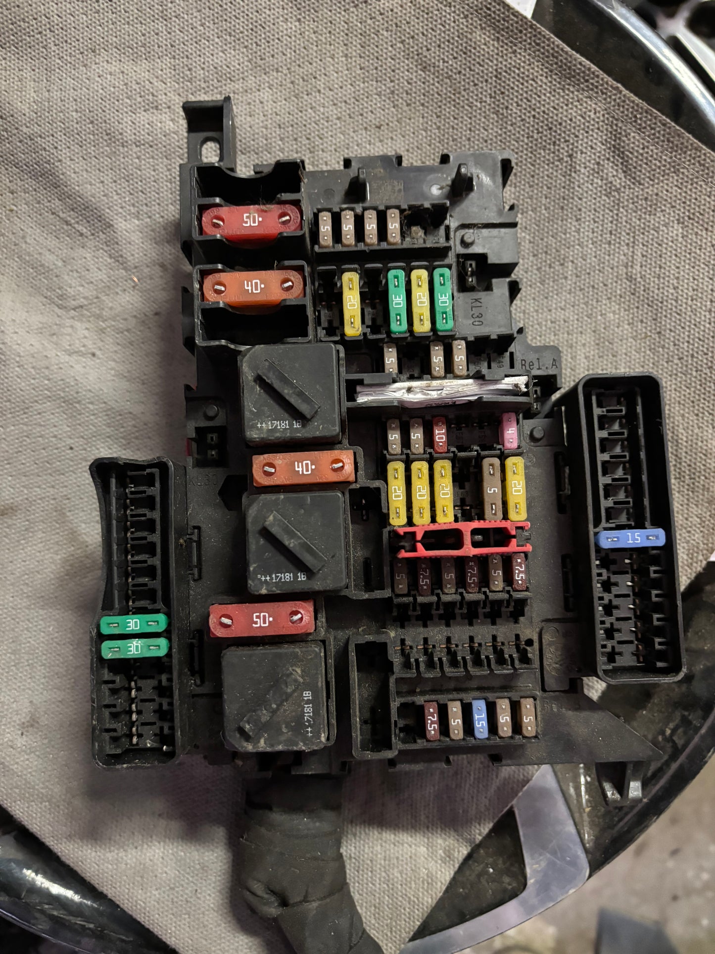 Boîte à fusible BMW I8 / X1 (F45,F46) 9270355