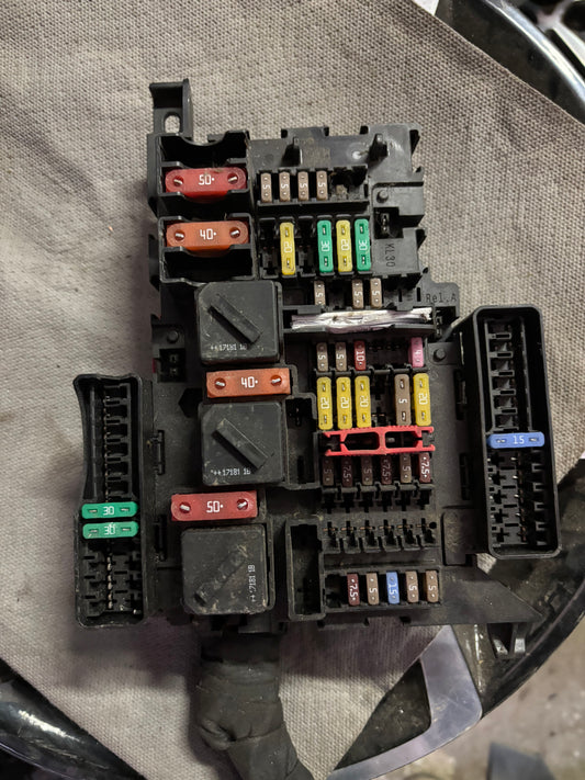 Boîte à fusible BMW I8 / X1 (F45,F46) 9270355