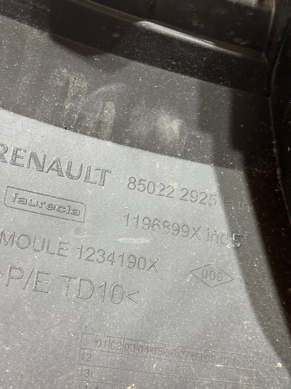 Pare choc arrière Renault Clio 4 gris + radar (1 radar manquant) 820222925R