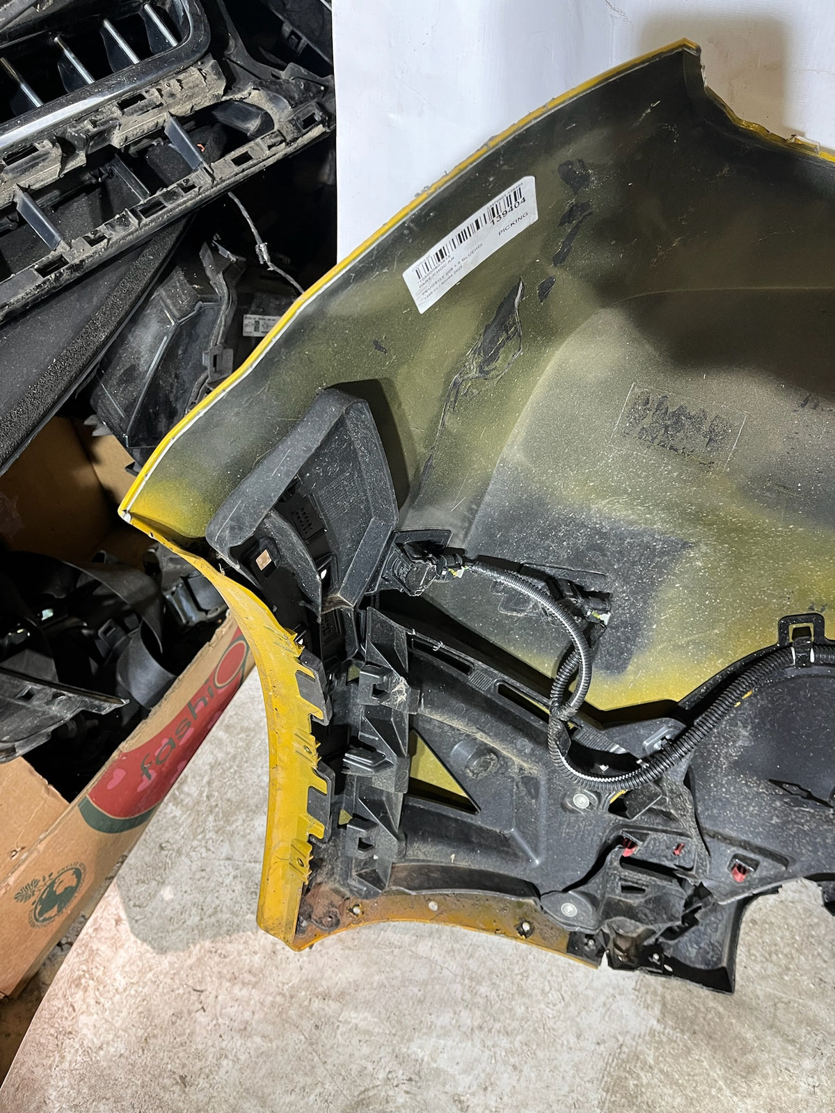 Pare choc arrière Peugeot 208 2 jaune + Radar et Caméra arrière