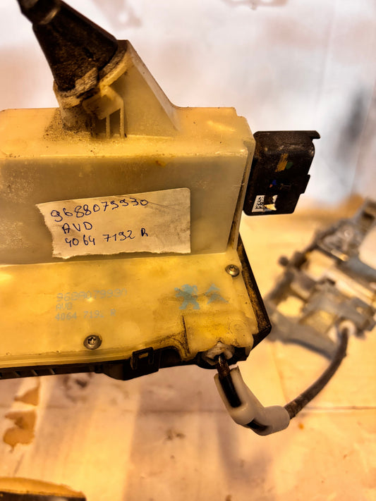 Serrure de porte avant droite Peugeot 208 / 2008