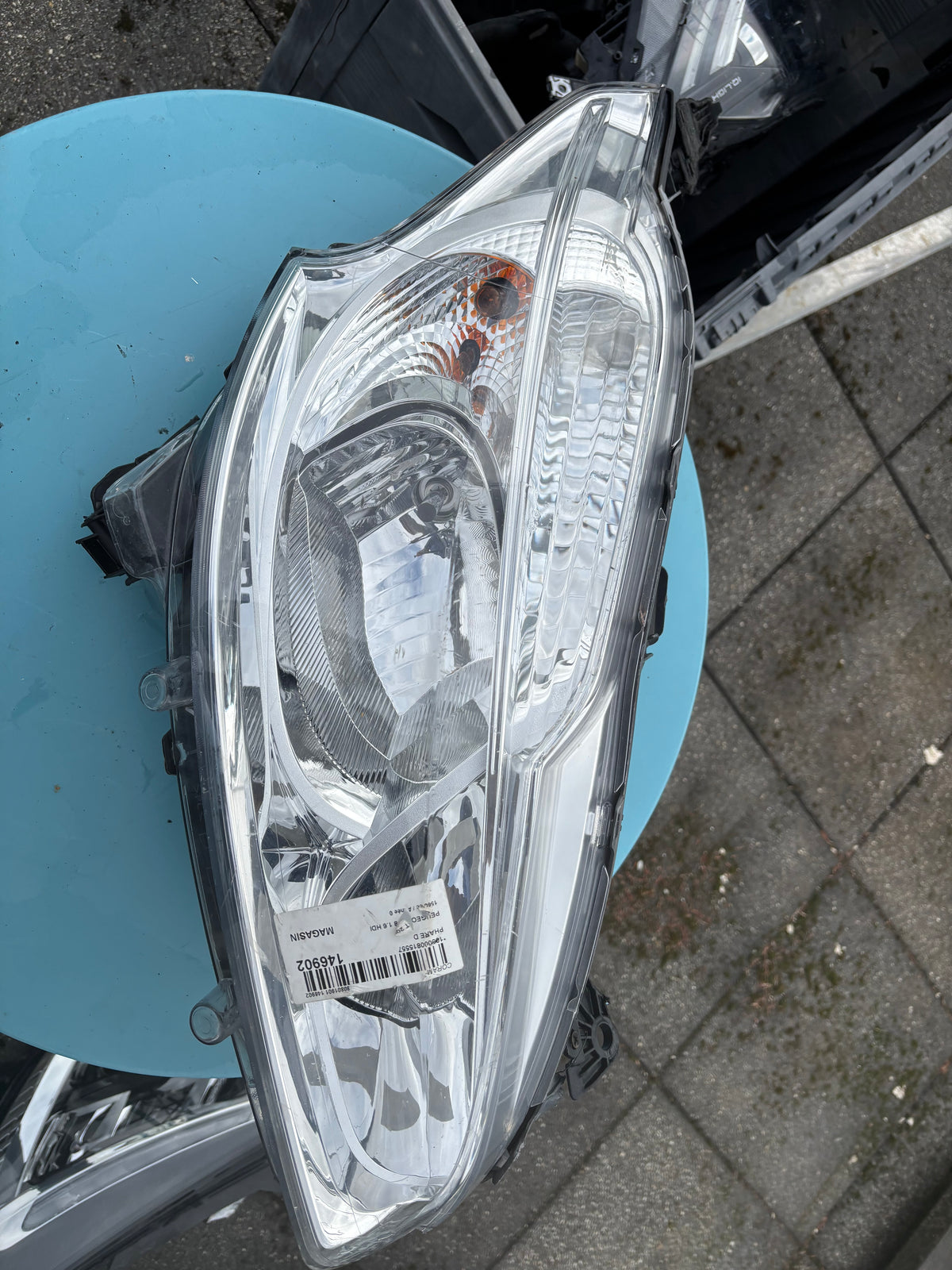 Phare avant droit Peugeot 208 1