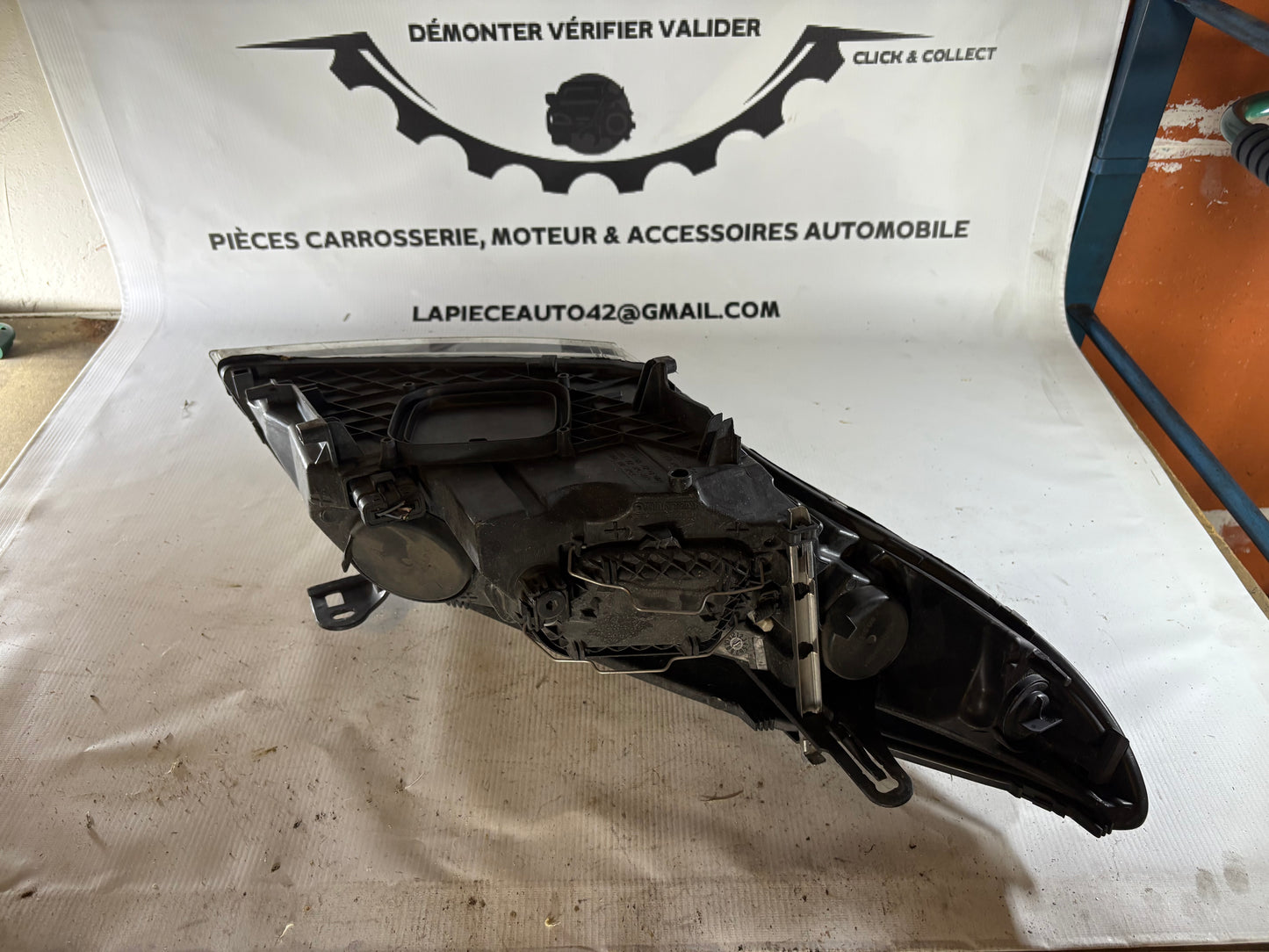 Phare avant gauche Renault Megan 3 phase 1 fond noir