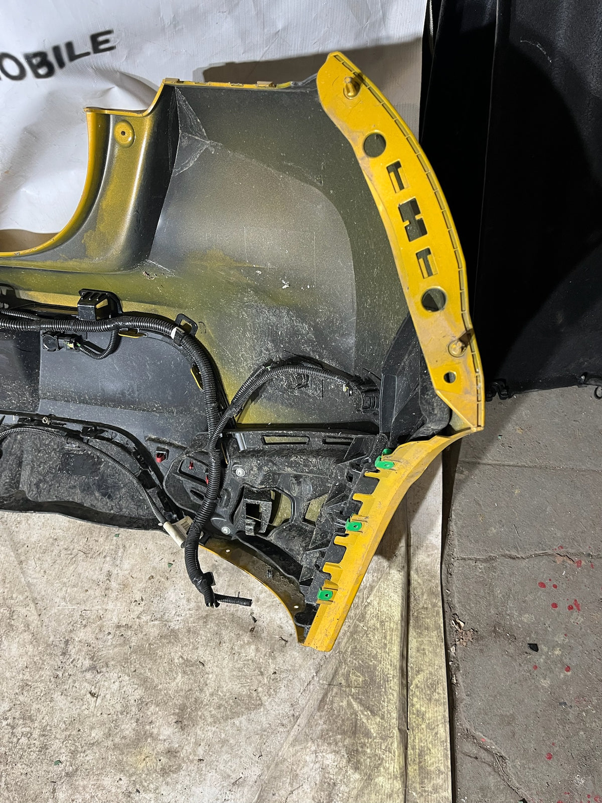 Pare choc arrière Peugeot 208 2 jaune + Radar et Caméra arrière