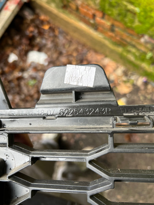 Grille inférieur de pare choc Dacia Sandero 3