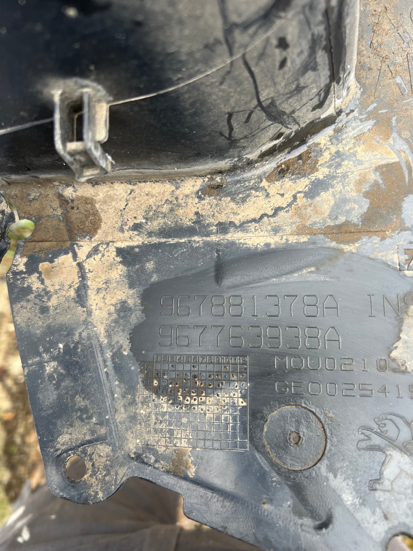 Pare boue arrière gauche Peugeot 2008
