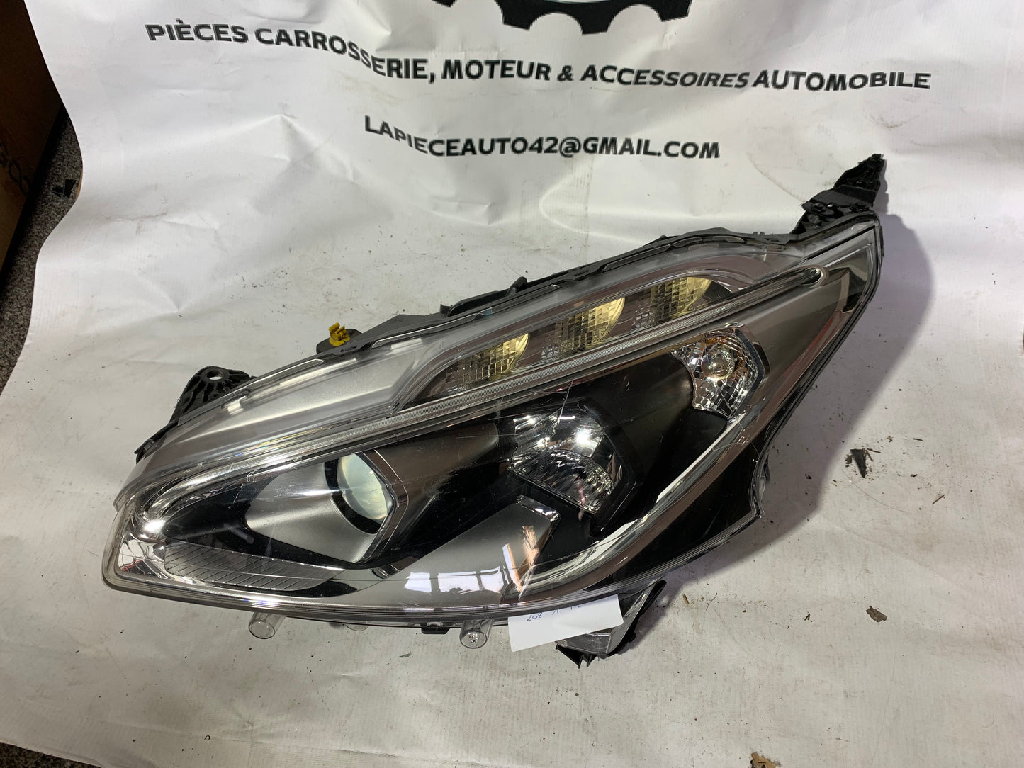 Phare avant gauche Peugeot 208 1 phase 2