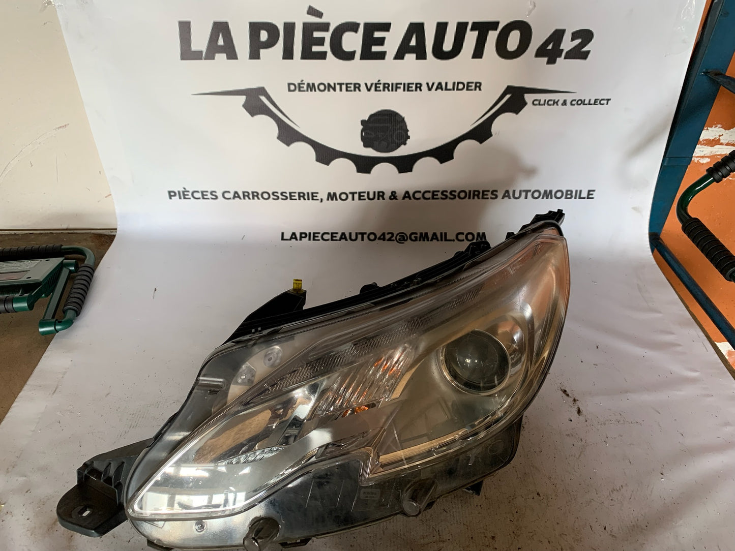 Phare avant gauche Peugeot 2008 1 phase 1 Fond gris