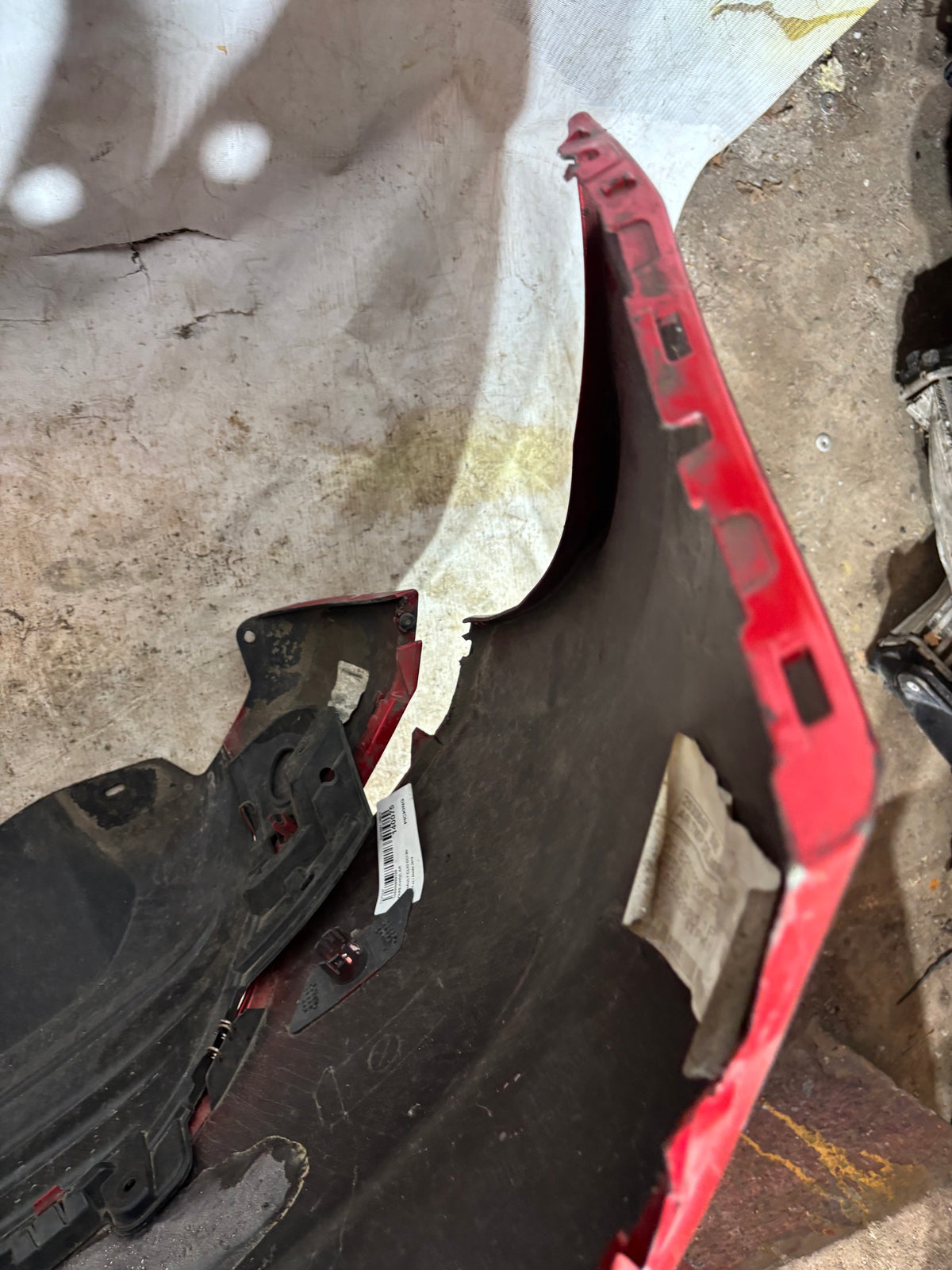 Pare choc arrière Renault Clio 4 phase 2 Rouge + emplacement radar 850225639R