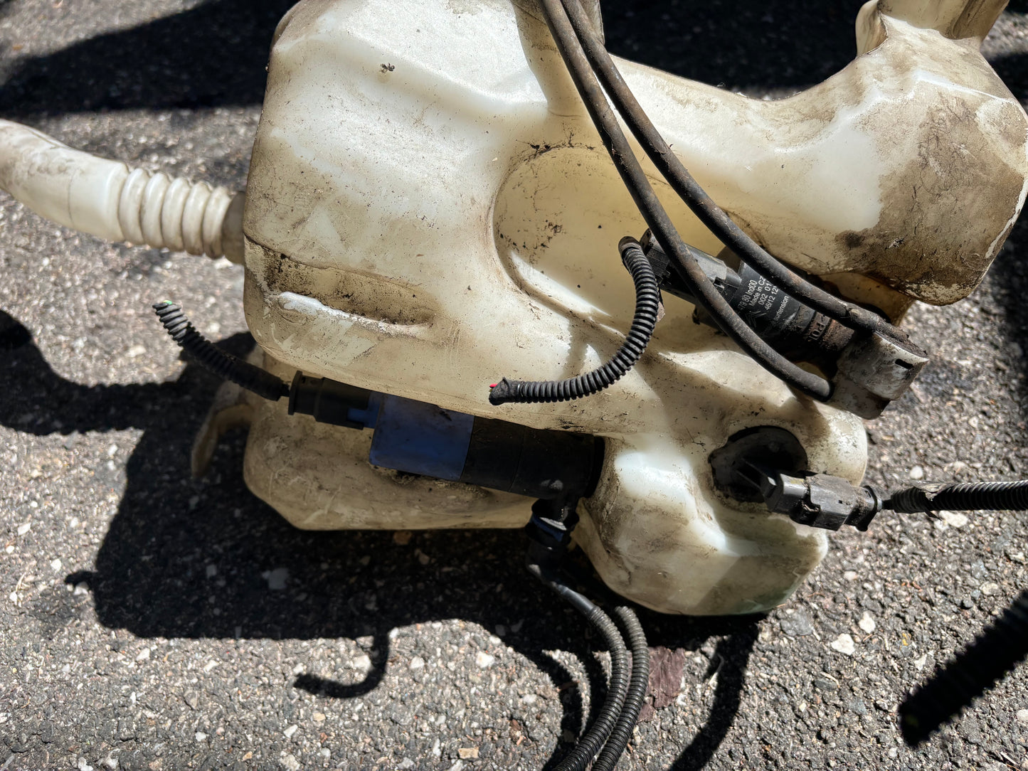 Réservoir lave glace + pompe Peugeot 3008 1 / 5008 1