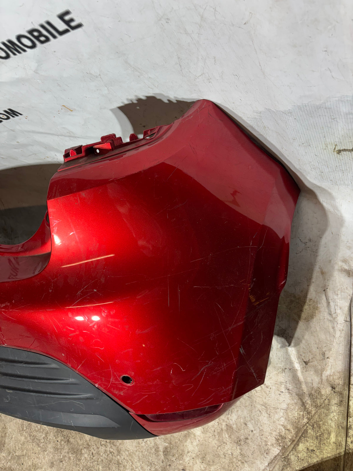 Pare choc arrière Renault Clio 4 phase 2 Rouge + emplacement radar 850225639R