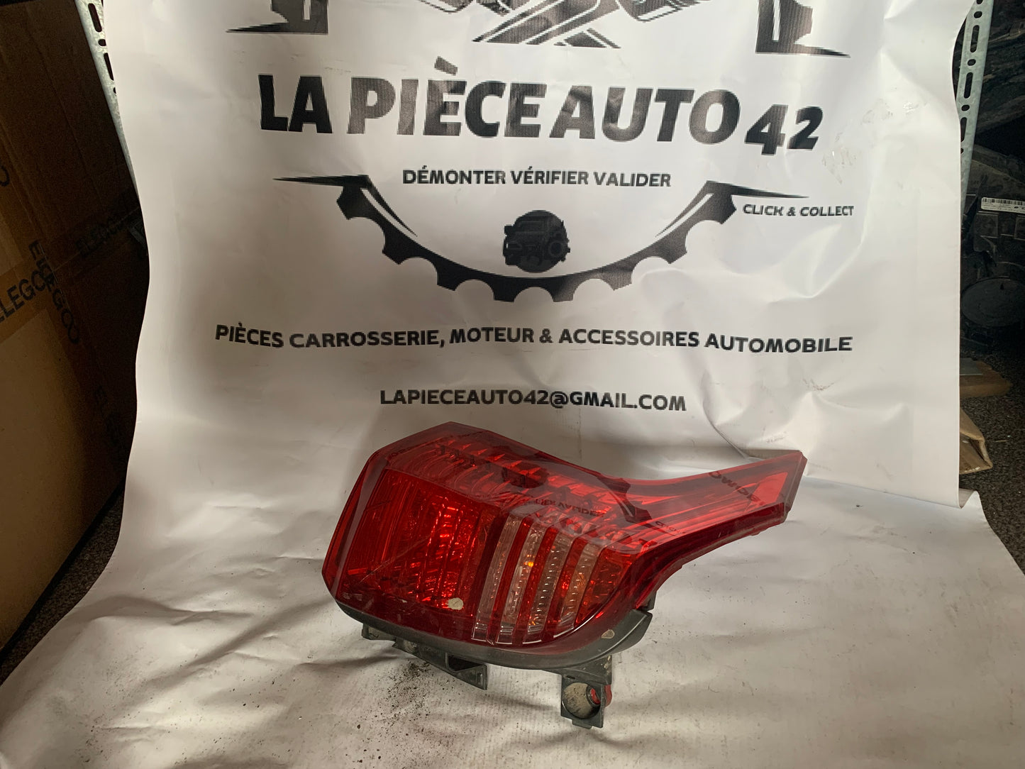 Feu arrière gauche Peugeot 5008 1