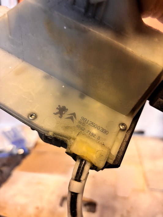 Serrure de porte avant droite Peugeot 208 1 phase 2
