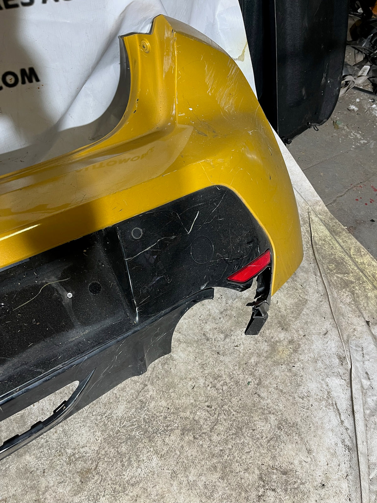 Pare choc arrière Peugeot 208 2 jaune + Radar et Caméra arrière