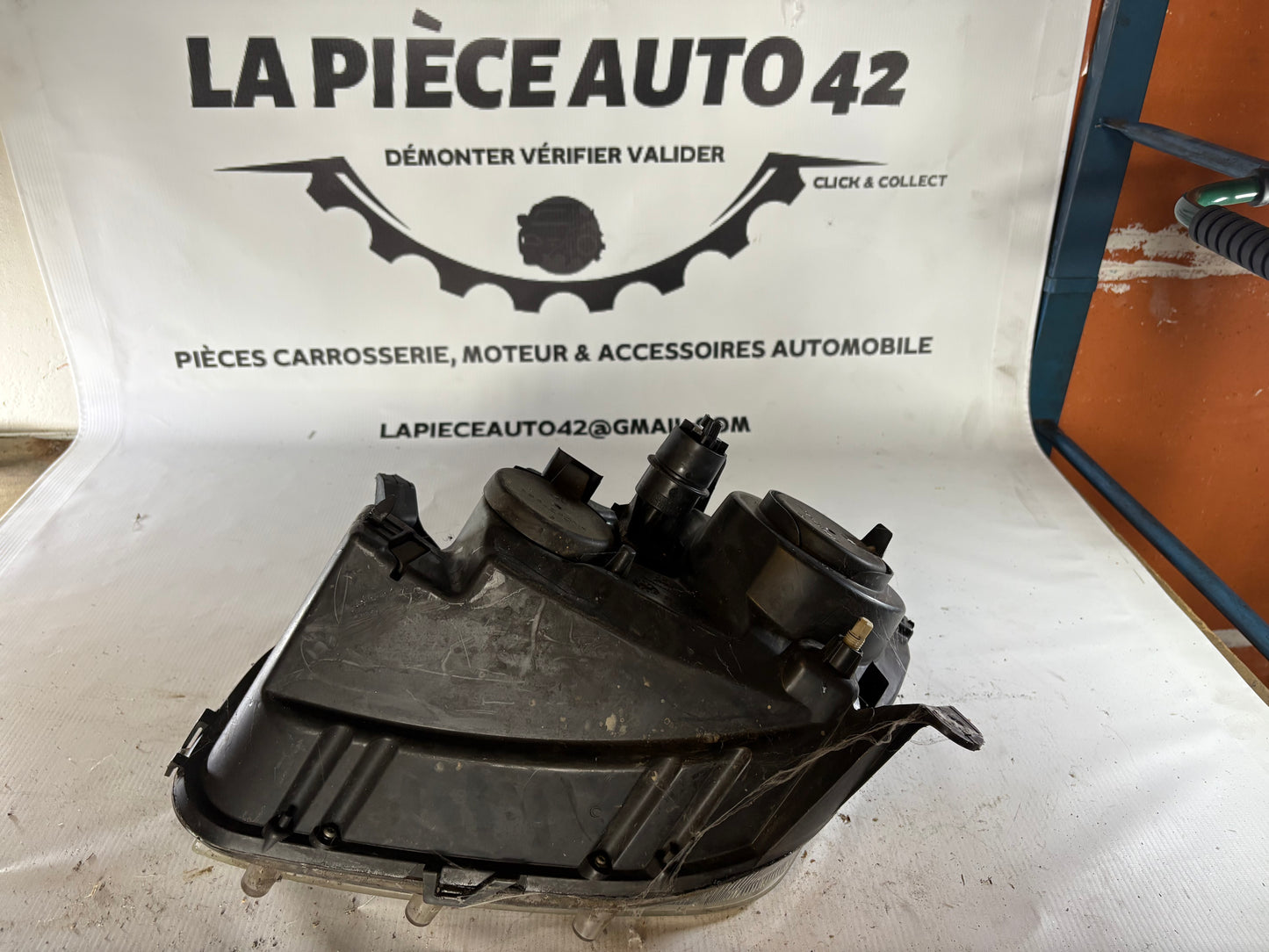 Phare avant droit Dacia Duster phase 1 fond noir