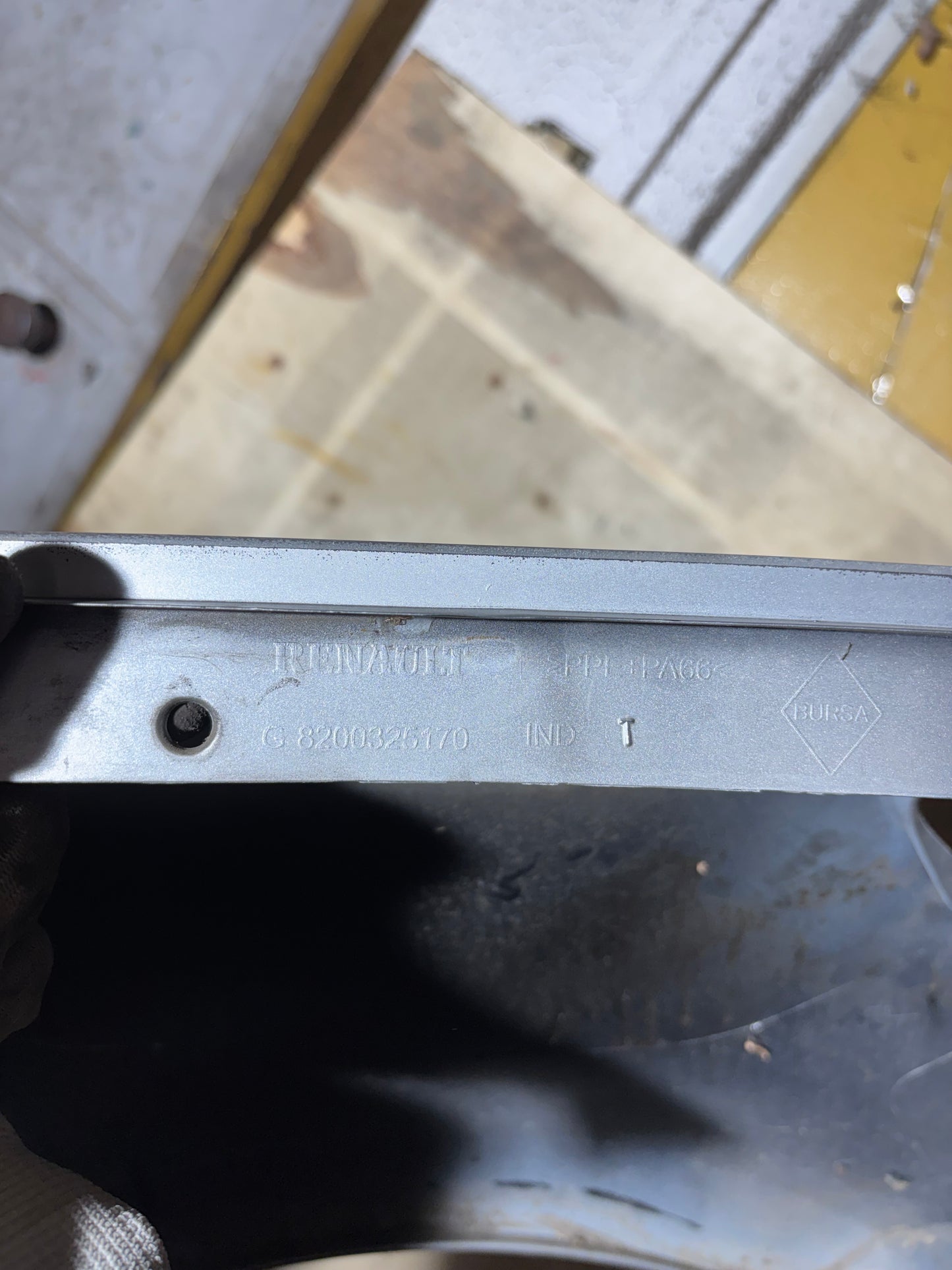 Aile avant gauche grise Renault Clio 3 185
