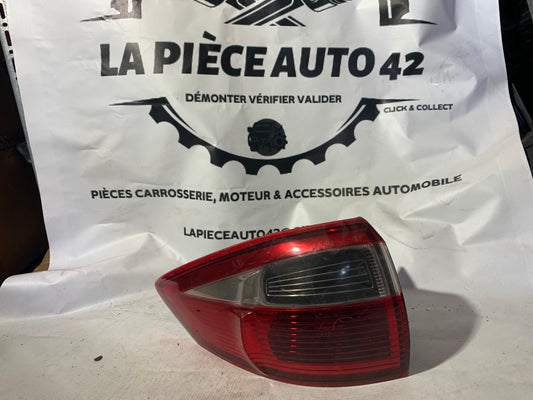 Feu arrière gauche extérieur Ford CMAX 2 — photo 1