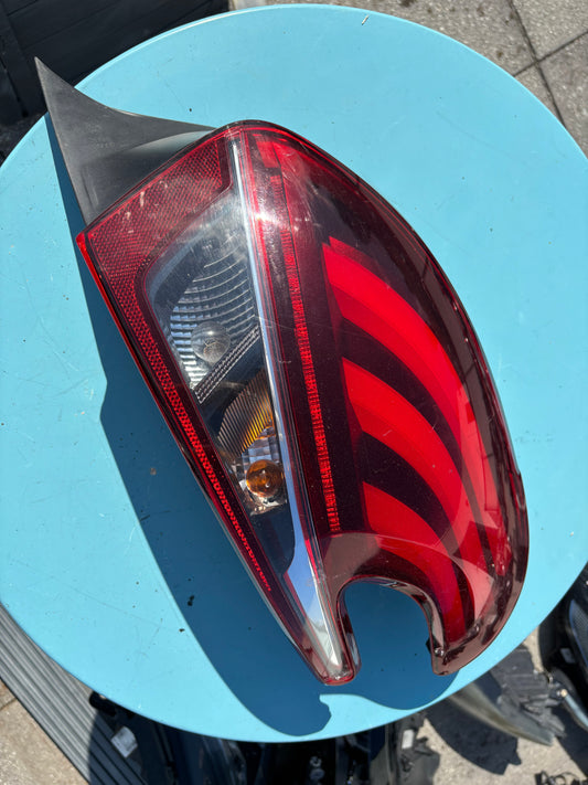 Feux arrière droit Peugeot 208 1 phase 2 — photo 1