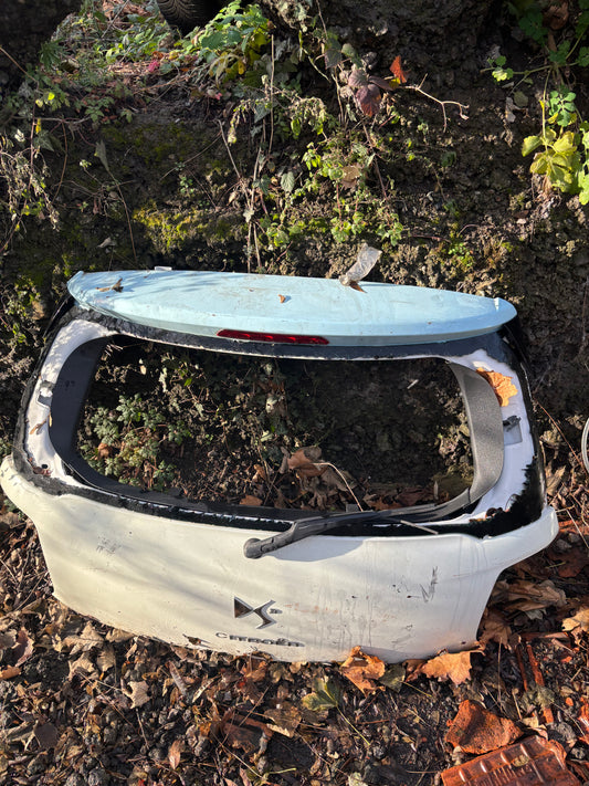 Hayon Citroën DS3 — photo 1
