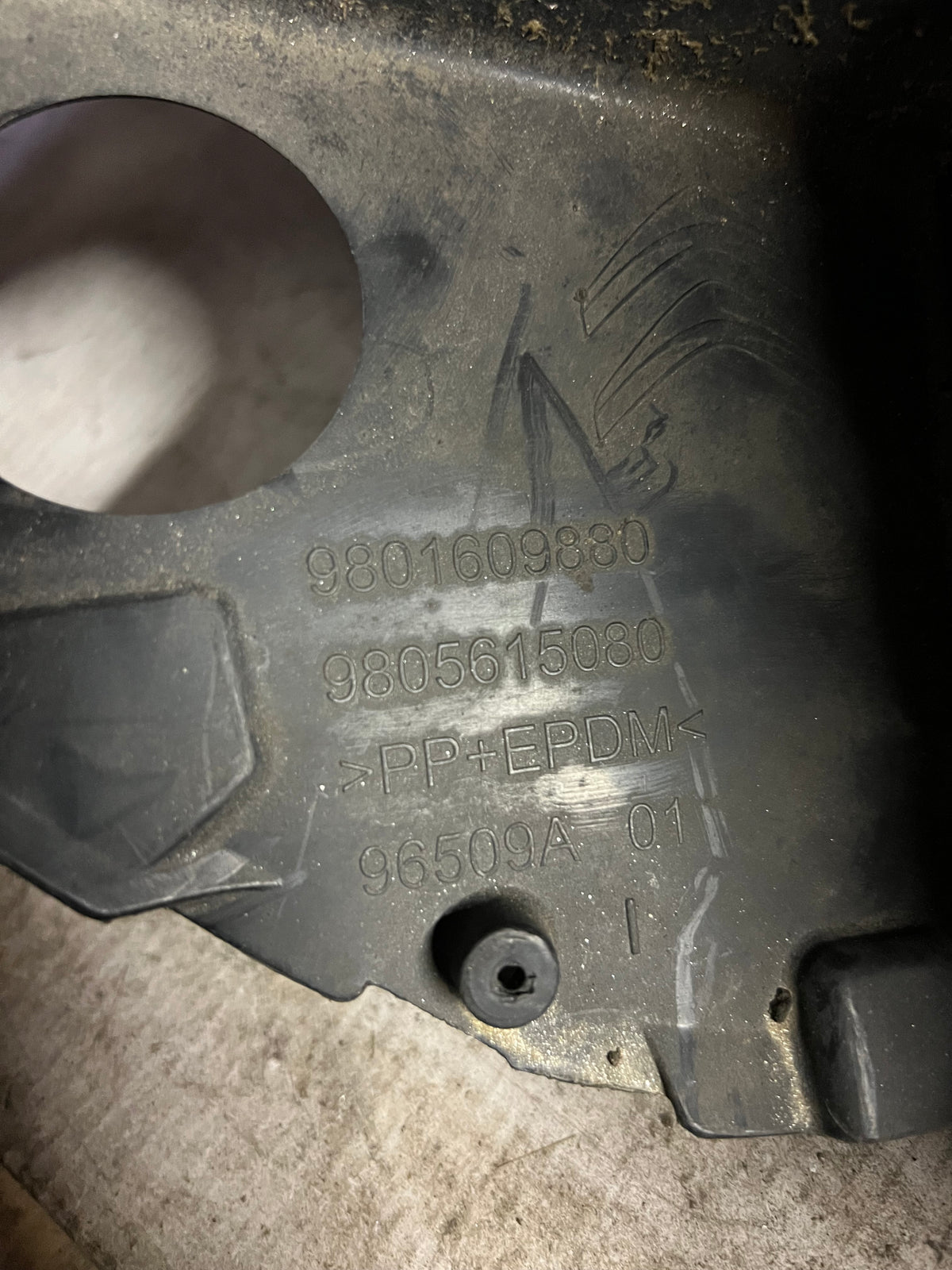 Pare boue avant gauche Citroën C4 cactus — photo 1