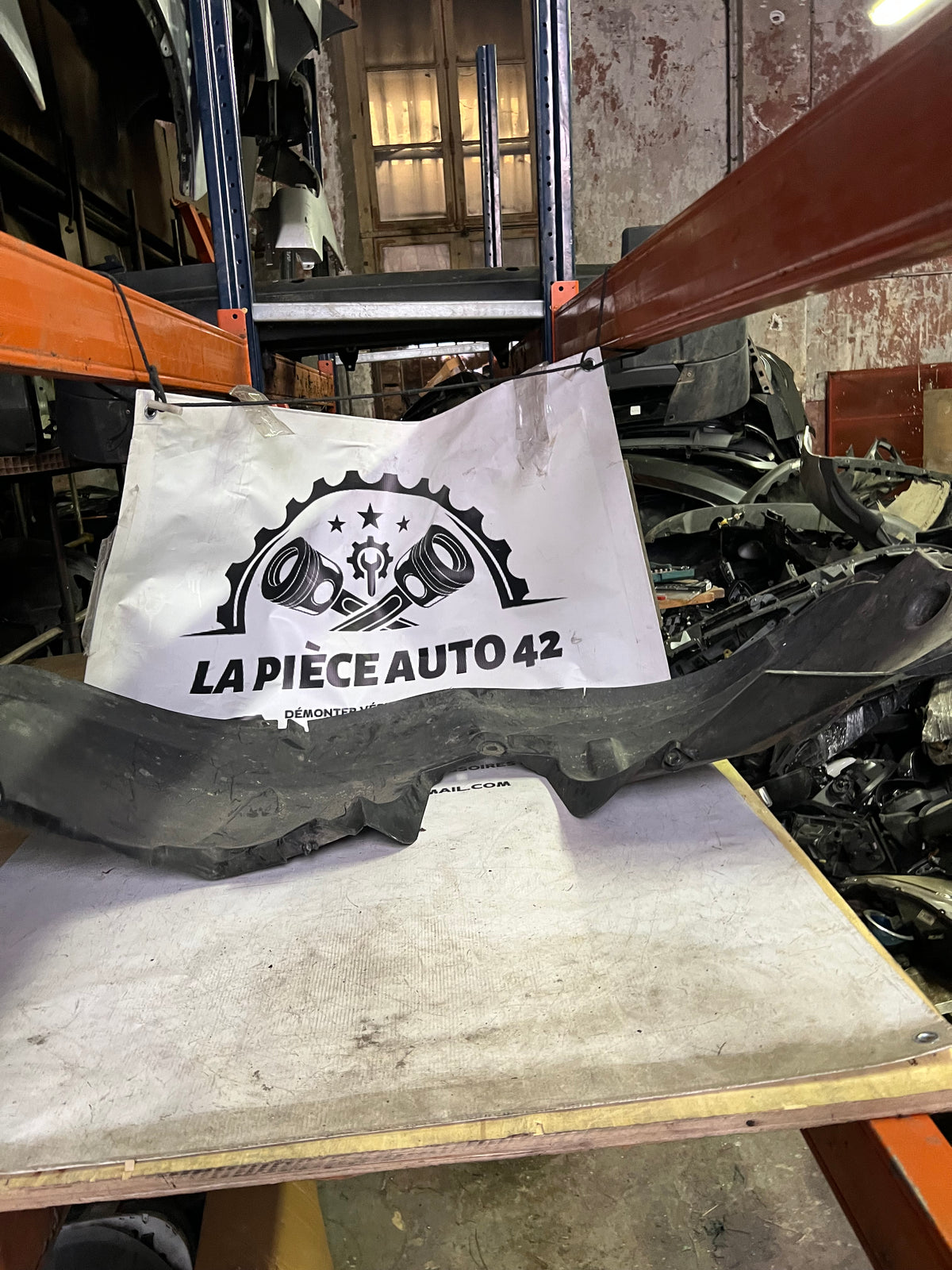 Pare boue avant gauche Dacia Duster — photo 2