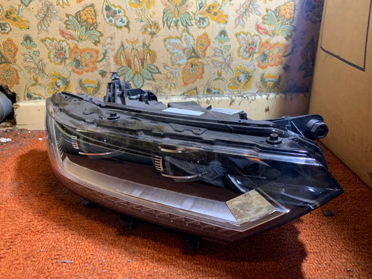 Phare avant droit Volkswagen Passat B8 — photo 1