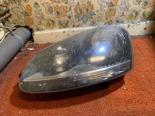 Phare avant gauche Volkswagen Golf 5 fond noir — photo 1