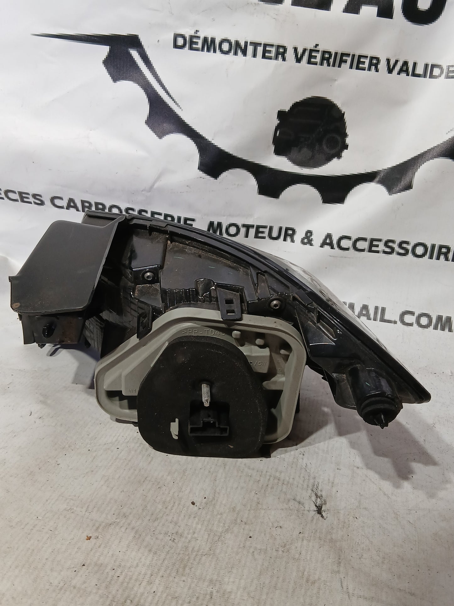 Feux arrière gauche Peugeot 208 2